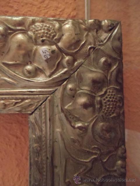 Antig&uuml;edades: marco con lat&oacute;n repujado - Foto 1