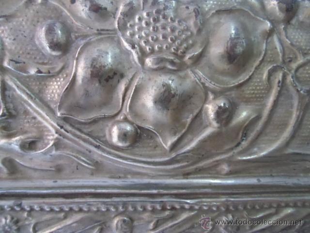 Antig&uuml;edades: marco con lat&oacute;n repujado - Foto 5