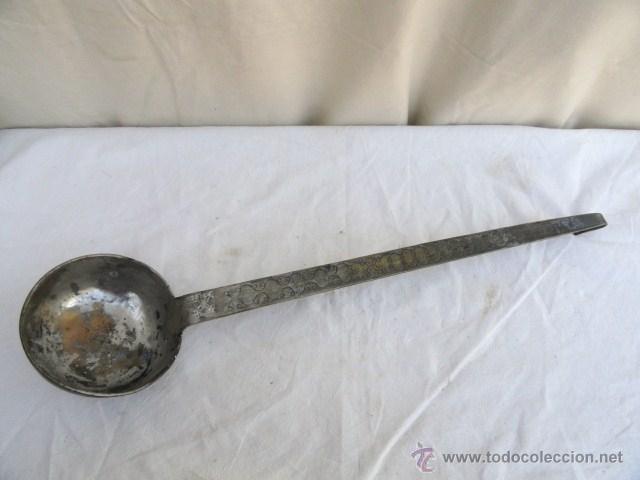 Antig&uuml;edades: BONITO CUCHAR&Oacute;N DE METAL CON MANGO DECORADO. - Foto 1