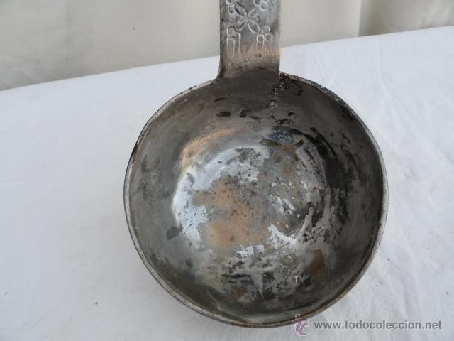Antig&uuml;edades: BONITO CUCHAR&Oacute;N DE METAL CON MANGO DECORADO. - Foto 3