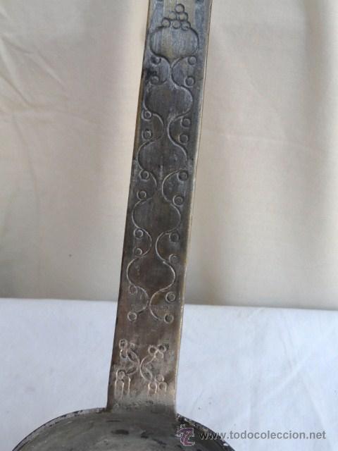 Antig&uuml;edades: BONITO CUCHAR&Oacute;N DE METAL CON MANGO DECORADO. - Foto 4