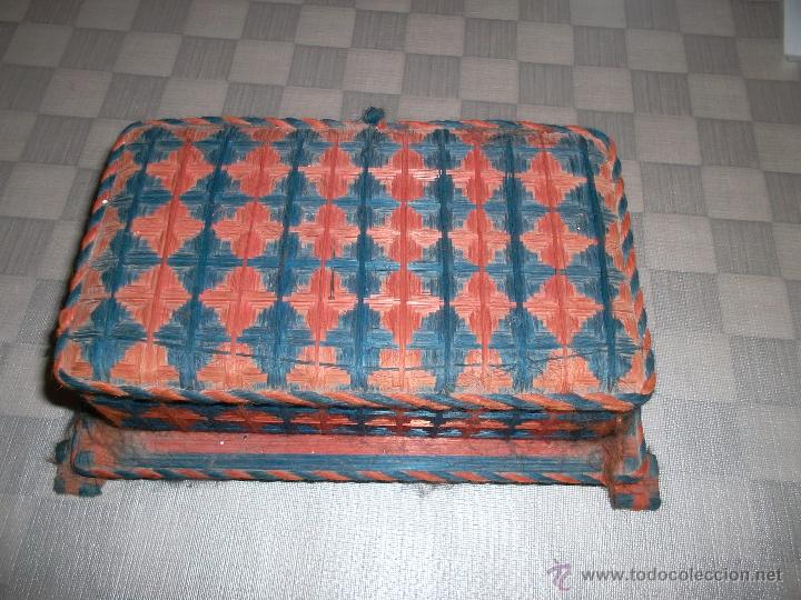 Antig&uuml;edades: caja joyero de madera hilada