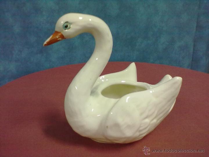 Antig&uuml;edades: CISNE CENTRO DE MESA LOZA FLORERO JARDINERA - Foto 2