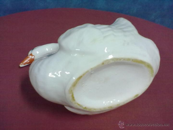 Antig&uuml;edades: CISNE CENTRO DE MESA LOZA FLORERO JARDINERA - Foto 4