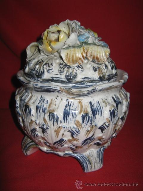 Antig&uuml;edades: G Frutero o cuenco en cer&aacute;mica con adorno de flores en la tapa.