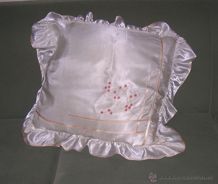 Antiquit&eacute;s: FUNDA DE COJIN DE RASO CON FLORES BORDADAS 46X46 CM.