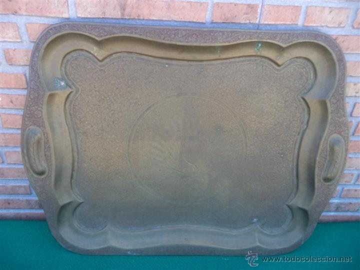 Antig&uuml;edades: bandeja metal repujada - Foto 1