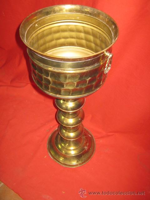 Antig&uuml;edades: Copa de lat&oacute;n con asas de bonitas formas. - Foto 2
