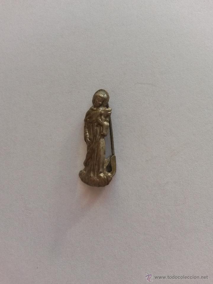 Antig&uuml;edades: Pin religioso de santo 2,5 x 1 cms - Foto 1