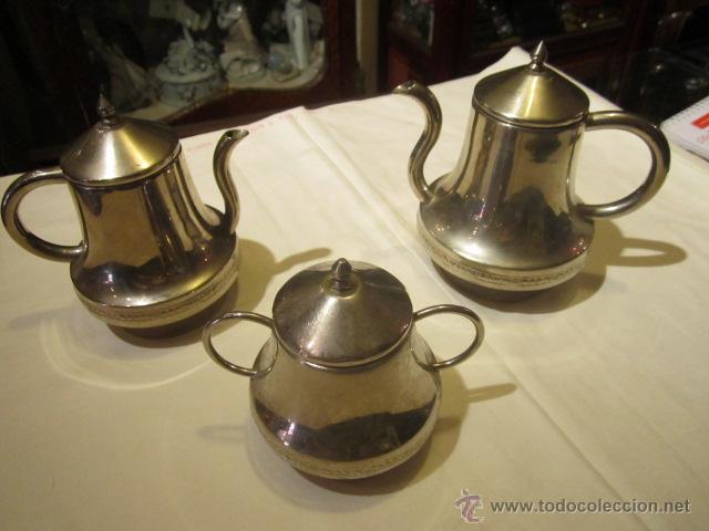 Antiguidades: Antiguo Juego de tetera, lechera y azucarero, en metal plateado. Altura tetera sin tapa 13 cms.