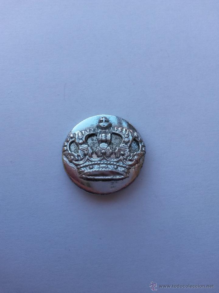 Antig&uuml;edades: Boton con corona real de 2,2 cms de diametro - Foto 1