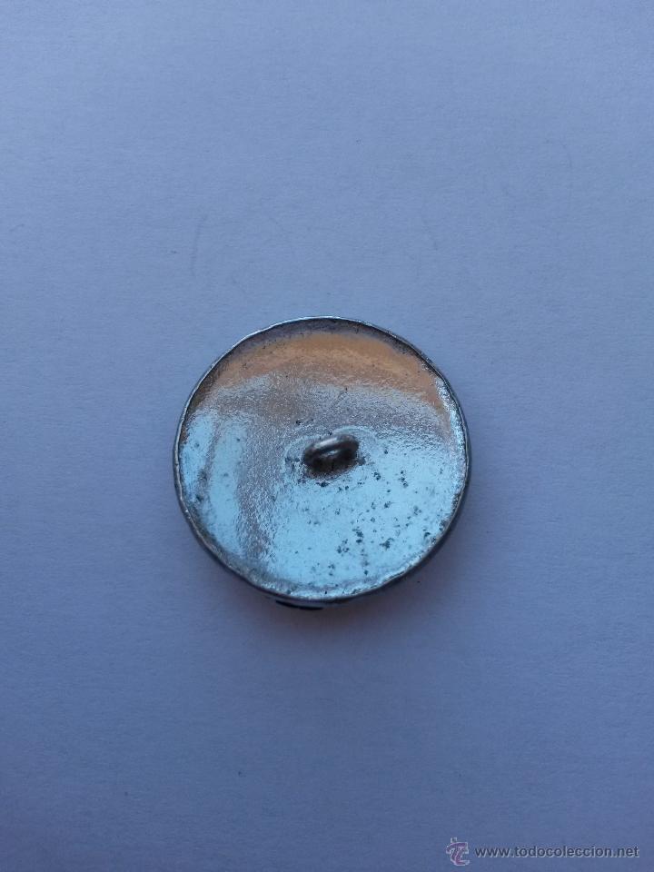 Antig&uuml;edades: Boton con corona real de 2,2 cms de diametro - Foto 2