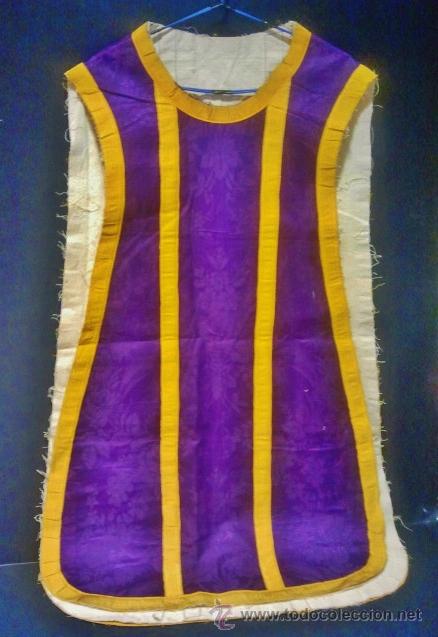 Antig&uuml;edades: Casulla de seda morada con gal&oacute;n amarillo. - Foto 1