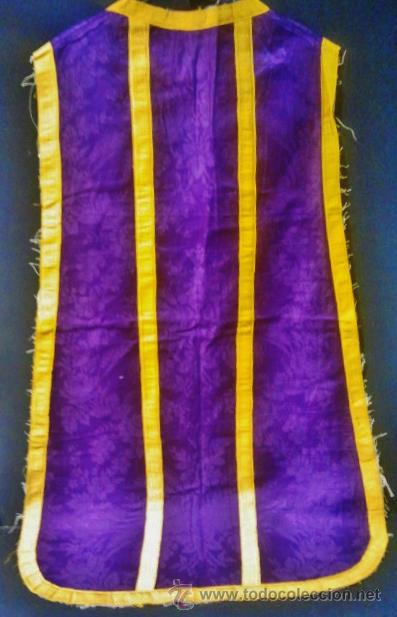 Antig&uuml;edades: Casulla de seda morada con gal&oacute;n amarillo. - Foto 2