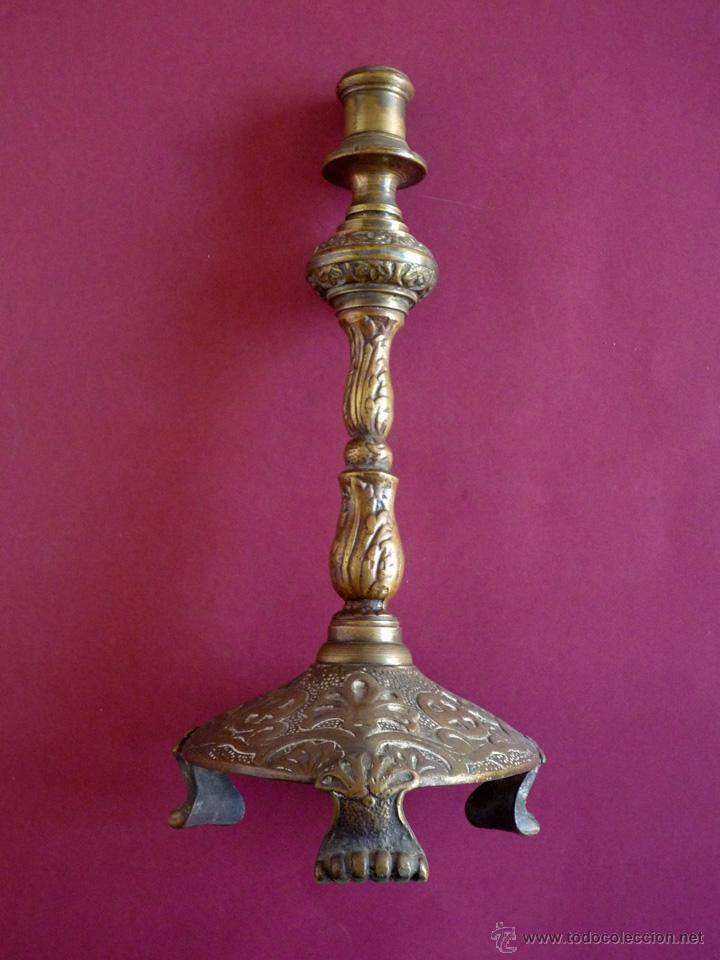 Antig&uuml;edades: CANDELERO ANTIGUO DE ALTAR. BRONCE. - Foto 1