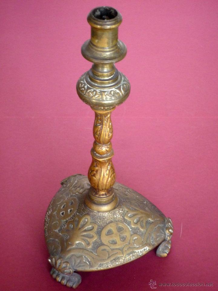 Antig&uuml;edades: CANDELERO ANTIGUO DE ALTAR. BRONCE. - Foto 2