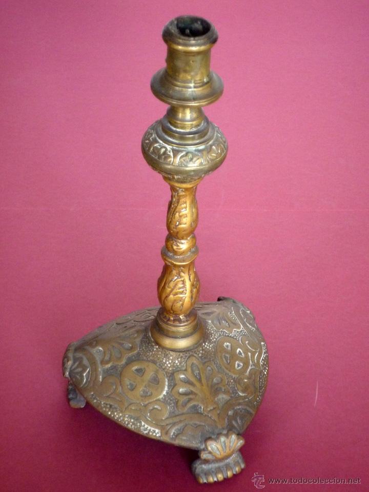 Antig&uuml;edades: CANDELERO ANTIGUO DE ALTAR. BRONCE. - Foto 4