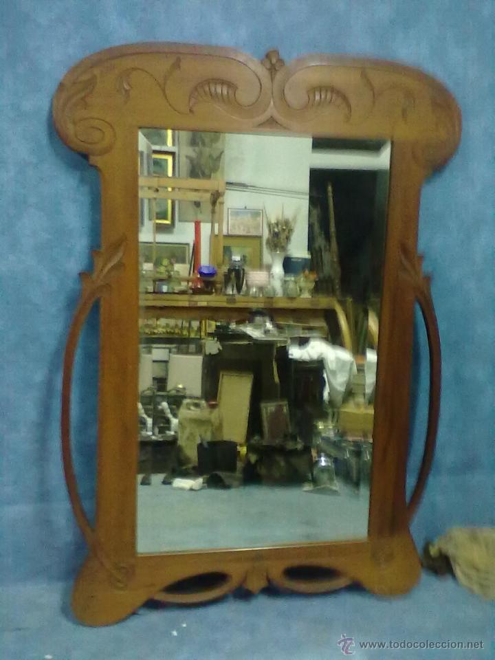 Antig&uuml;edades: ESPEJO MODERNISTA TALLADO EN MADERA CON LUNA BISELADA. - Foto 1