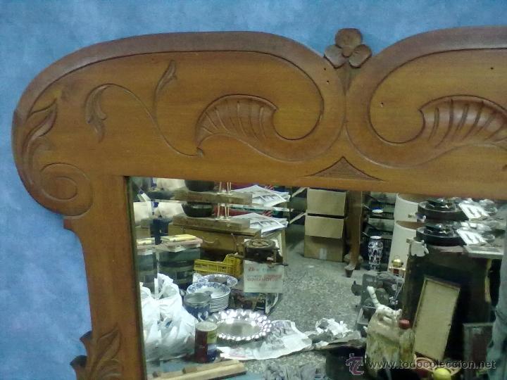 Antig&uuml;edades: ESPEJO MODERNISTA TALLADO EN MADERA CON LUNA BISELADA. - Foto 2