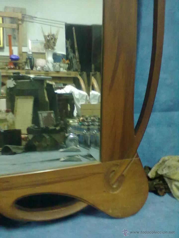 Antig&uuml;edades: ESPEJO MODERNISTA TALLADO EN MADERA CON LUNA BISELADA. - Foto 4