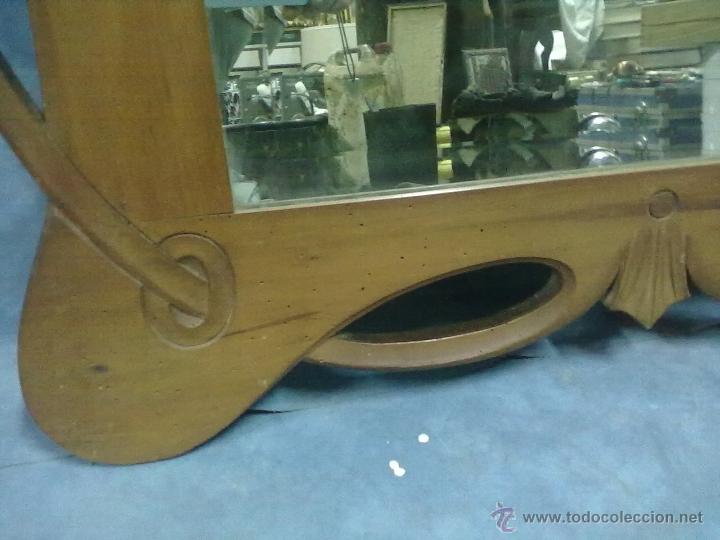 Antig&uuml;edades: ESPEJO MODERNISTA TALLADO EN MADERA CON LUNA BISELADA. - Foto 5