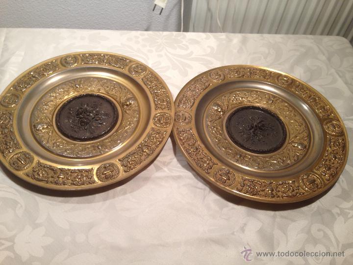 Antig&uuml;edades: Pareja de antiguos platos de bronce - Foto 10
