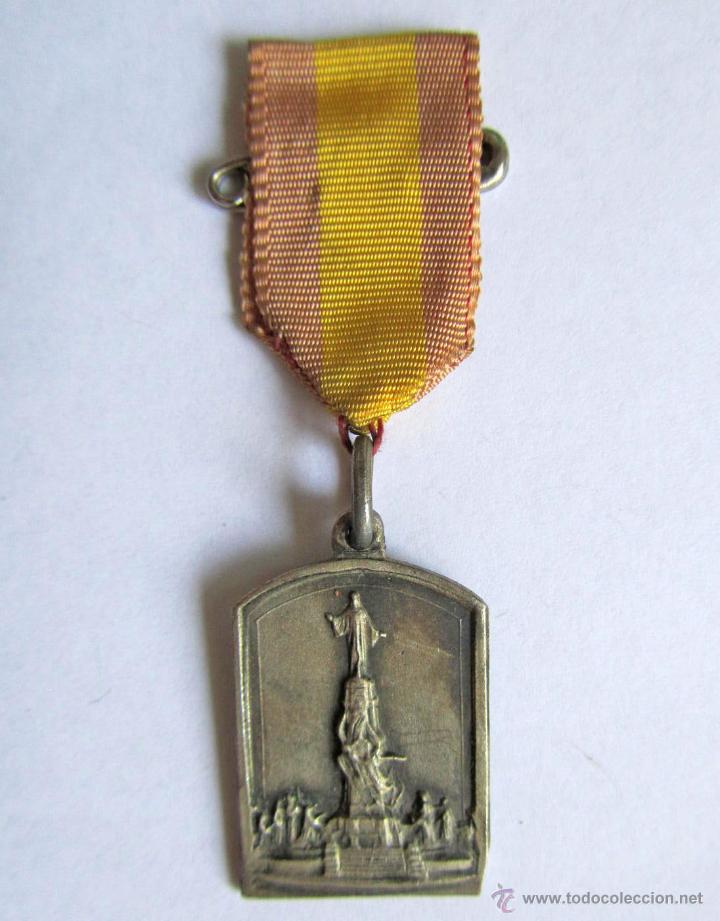 Antig&uuml;edades: Medalla A&ntilde;o Santo 1944-1945 - Foto 1