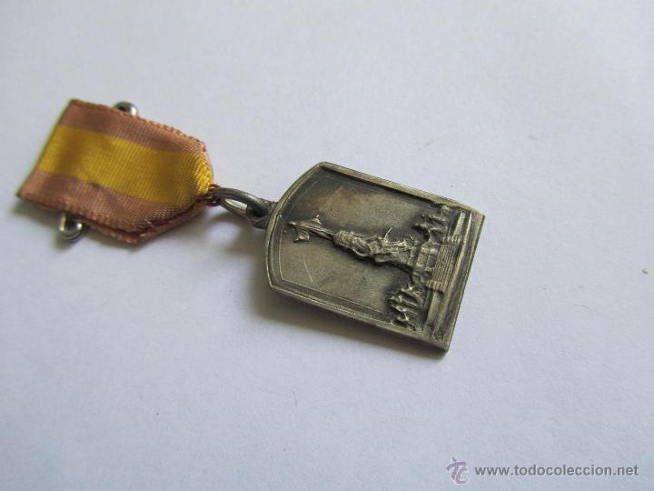 Antig&uuml;edades: Medalla A&ntilde;o Santo 1944-1945 - Foto 2