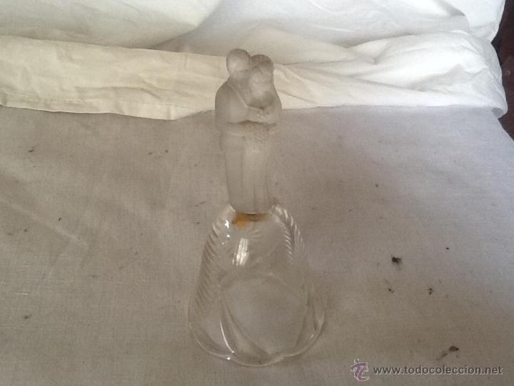 Antig&uuml;edades: CAMPANA  CRISTAL TALLADO. MANGO  PAREJA NOVIOS 13 cm alto.