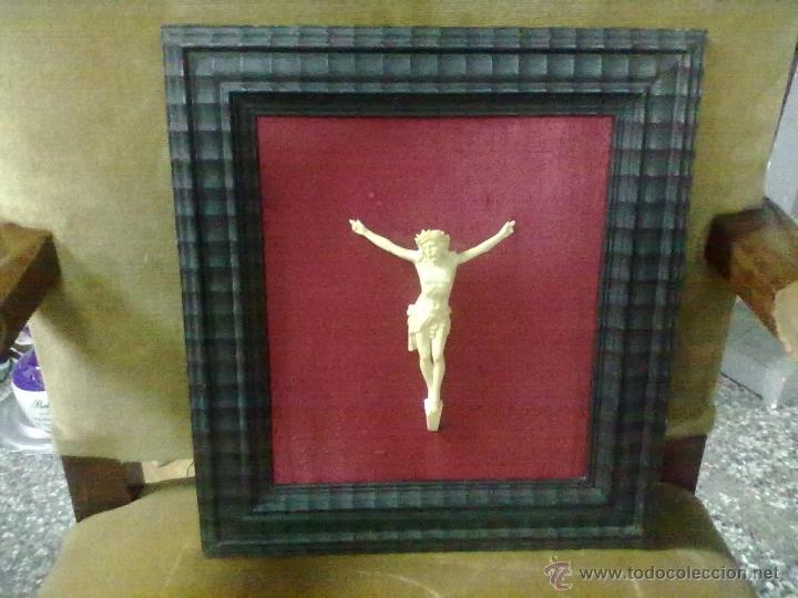 Antig&uuml;edades: CRISTO CELULOIDE ENMARCADO - Foto 1