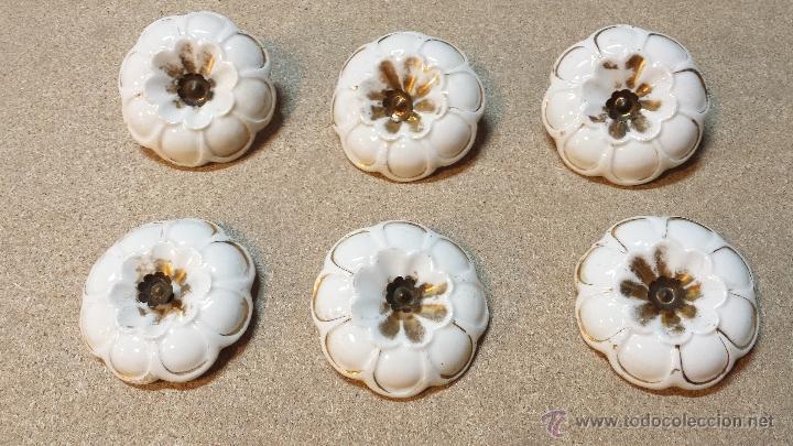 Antig&uuml;edades: 6 ROSETONES DE PORCELANA DE 6cm DE DIAMETRO. FINALES S. XIX. VER DESCRIPCION