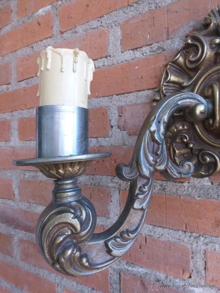 Antig&uuml;edades: APLIQUE DE PARED DE DOS BRAZOS EN BRONCE - Foto 3