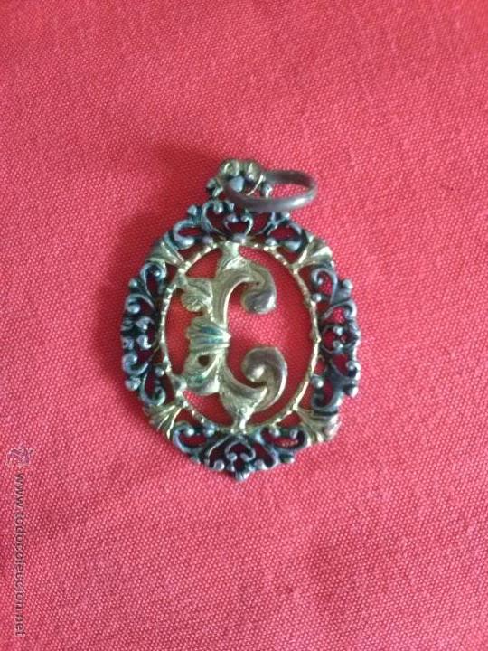 Antig&uuml;edades: COLGANTE DE PLATA  DORADA LETRA  C - Foto 1