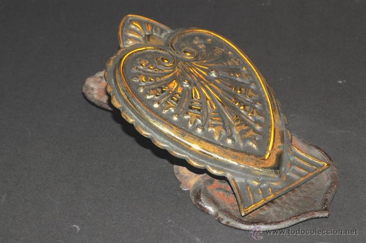 Antig&uuml;edades: ANTIGUA PINZA EN BRONCE Y HOJALATA - Foto 2