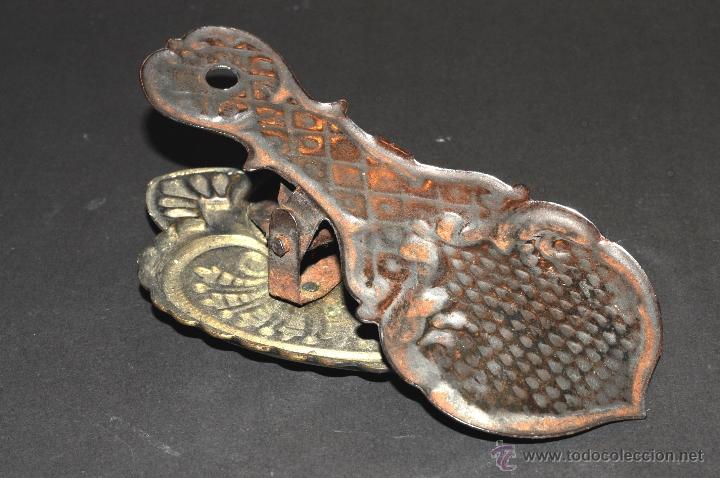 Antig&uuml;edades: ANTIGUA PINZA EN BRONCE Y HOJALATA - Foto 3