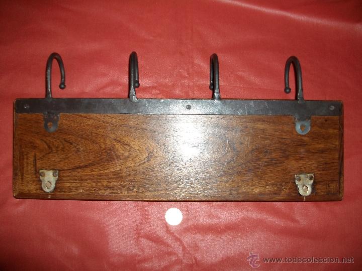 Antig&uuml;edades: ANTIGUO PERCHERO CUADRO CON LLAVES - Foto 2