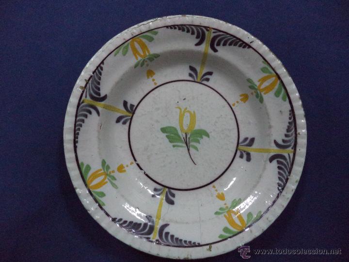 Antig&uuml;edades: Plato recortado com flor en faian&ccedil;am sec XIX - Foto 1