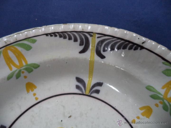 Antig&uuml;edades: Plato recortado com flor en faian&ccedil;am sec XIX - Foto 2