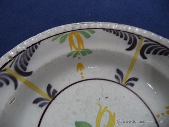 Antig&uuml;edades: Plato recortado com flor en faian&ccedil;am sec XIX - Foto 3
