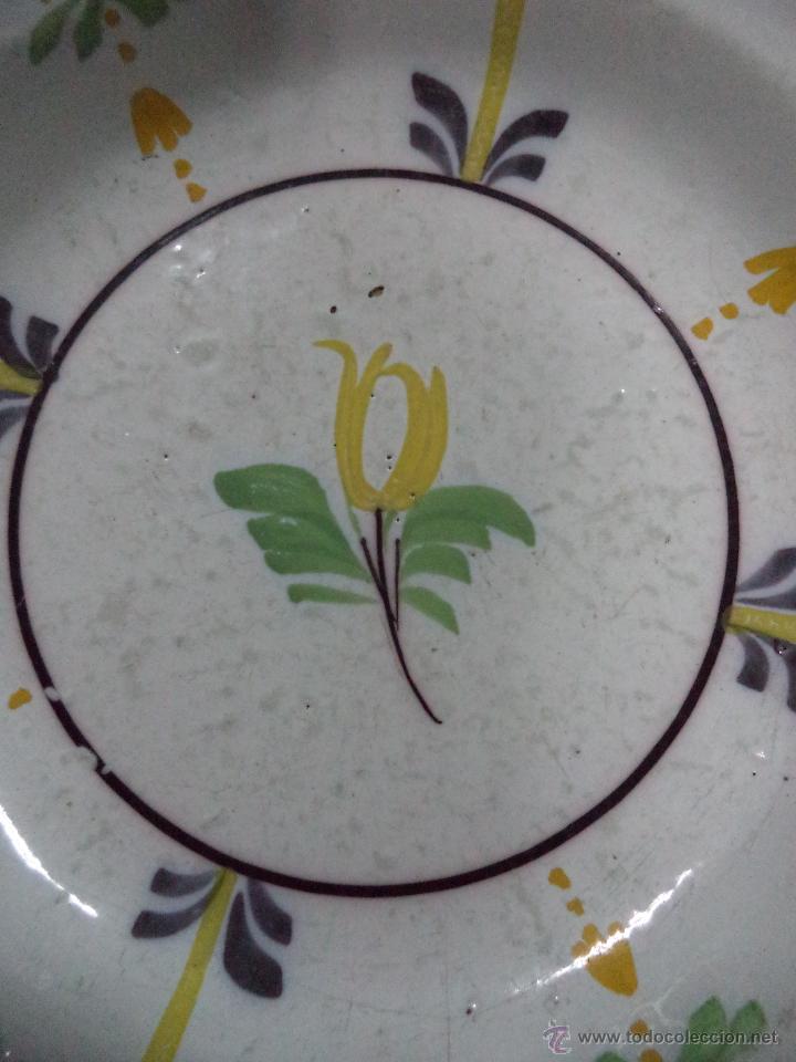 Antig&uuml;edades: Plato recortado com flor en faian&ccedil;am sec XIX - Foto 4