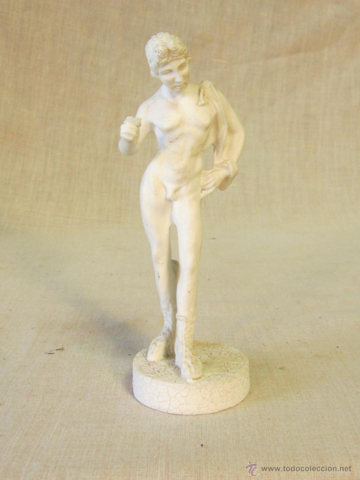 Antig&uuml;edades: FIGURA DE RESINA CON SELLO EN BASE - Foto 1