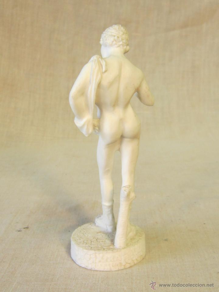 Antig&uuml;edades: FIGURA DE RESINA CON SELLO EN BASE - Foto 2