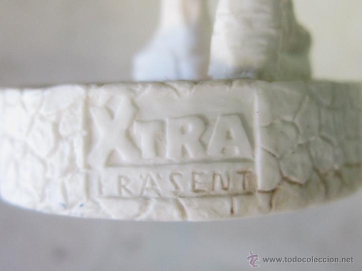 Antig&uuml;edades: FIGURA DE RESINA CON SELLO EN BASE - Foto 3