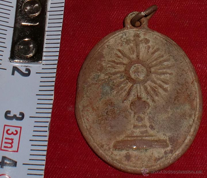 Antig&uuml;edades: Medalla hermandad del santisimo - Foto 1