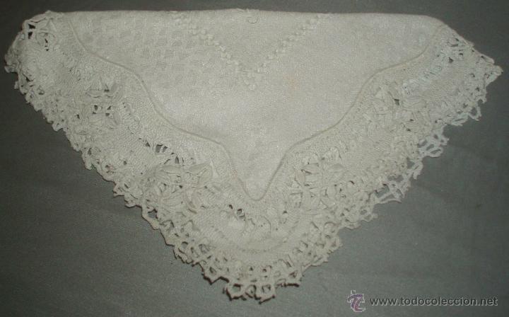 Antiques: dos servilletas antiguas de hilo damascado con puntilla de bolillos