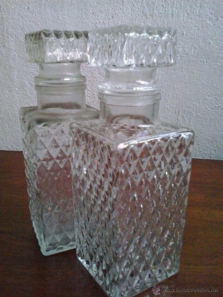 Antig&uuml;edades: Dos licoreras de cristal tallado - Foto 1