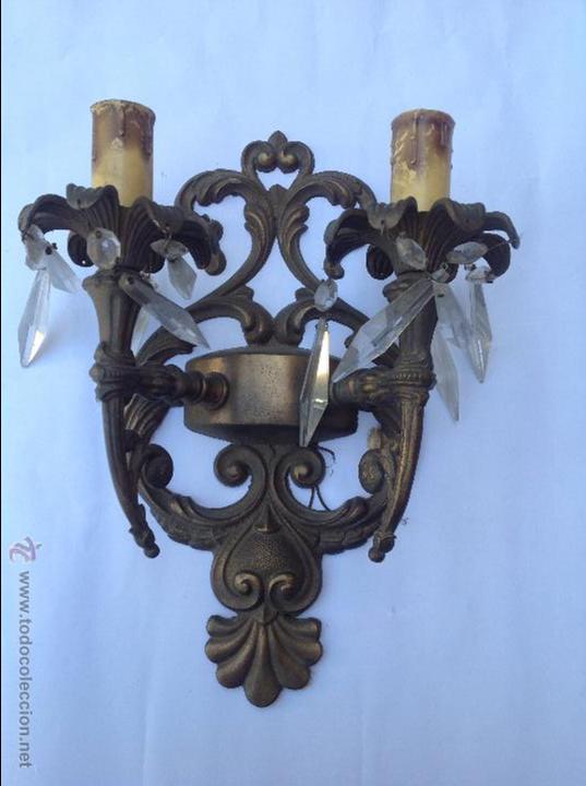 Antig&uuml;edades: Aplique de dos luces de bronce y cuentas de cristal. - Foto 1