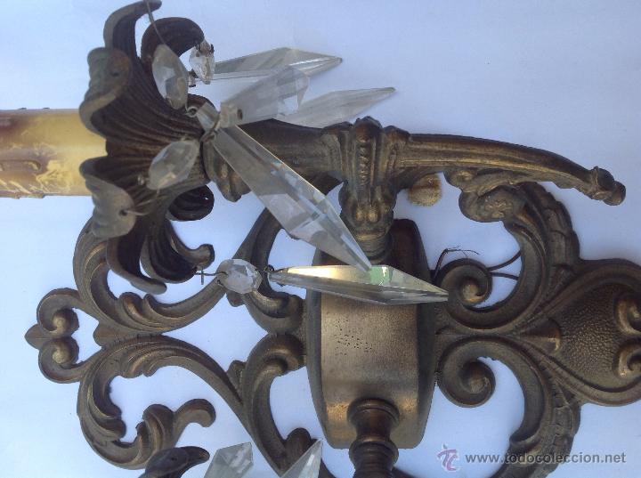Antig&uuml;edades: Aplique de dos luces de bronce y cuentas de cristal. - Foto 2