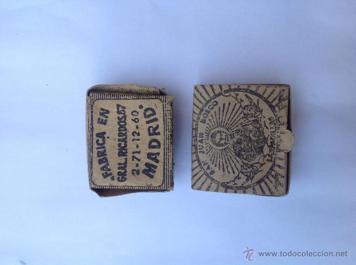 Antig&uuml;edades: Soportede pared para cajas de lamparillas, en madera. C. 1900. - Foto 2