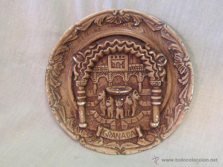 Antig&uuml;edades: PLATO DE PARED RDO.DE GRANADA EN ESTUCO - Foto 1